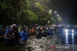 Lebih 2.000 warga mengungsi akibat banjir melanda sebagian Jakarta
