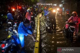 Banjir rendam tiga RT di Semper Barat Jakarta Utara hingga 70 centimeter