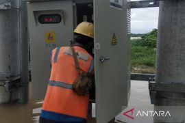 PLN Bekasi gerak cepat amankan aliran listrik di wilayah terdampak banjir
