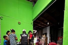 Polisi mengawal distribusi logistik korban banjir di perbatasan Kalbar