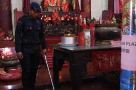 Polda Kaltara Melaksanakan Sterilisasi di Klenteng Kong Hu Cu di Tarakan