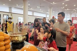 Ribuan warga Tionghoa padati Vihara Maitreya Batam