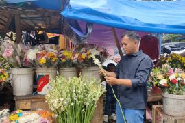 Omzet pedagang bunga di vihara tembus Rp4 juta