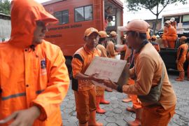 BPBD DKI distribusikan bantuan logistik kepada pengungsi korban banjir di Jakarta