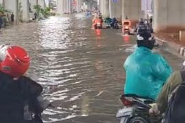 Lebih dari 200 orang di Rorotan diungsikan menggunakan truk peti kemas