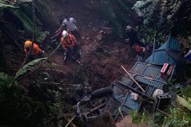 Sebuah truk colt diesel masuk jurang di Malampah, Pasaman