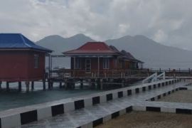 Fasilitas cottage  di Pantai Maitara dipenuhi pengunjung