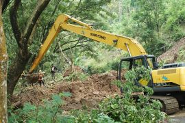 Pembersihan longsor jalan selingkar Waduk Tulungagung