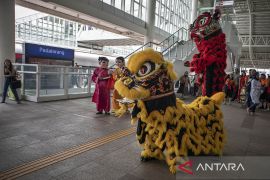 Pertunjukan barongsai di Stasiun Whoosh Padalarang