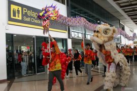 Pertunjukan barongsai dan liang liong di Bandara Juanda
