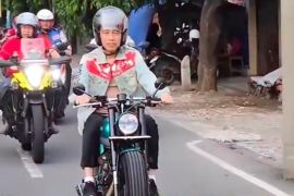 Saat Jokowi ramaikan Kota Solo dengan touring motor unik, sambut Imlek di jalan raya