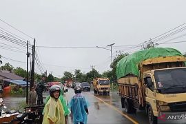 Polres Mempawah Kalbar amankan lalu lintas di jalan yang terdampak Banjir