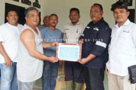 Kado Imlek, PT Timah serahkan mesin tempel ke nelayan keturunan Tionghoa