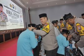 Polisi Blitar santuni yatim piatu saat peringatan Isra Mi'raj
