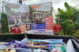 Puluhan baliho ilegal di Ponorogo diturunkan paksa