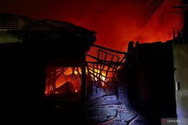 Disdamkar kerahkan 12 mobil pemadam untuk atasi kebakaran 3 pabrik tekstil Bandung