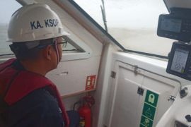 Dua kapal tongkang kandas akibat cuaca buruk di perairan Semarang
