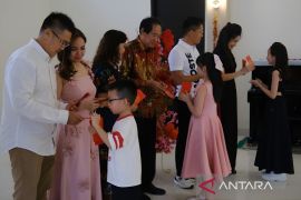 Tradisi Angpau Imlek simbol keberkahan dan harapan di Tahun Baru