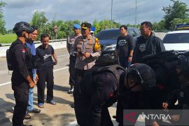 Polres Madiun-Gegana Polda Jatim cek paket mencurigakan di Exit Tol