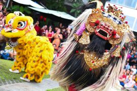 Kolaborasi pementasan Barongsai dan Barong Bali