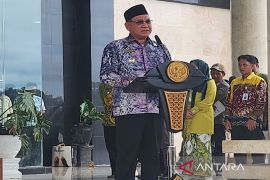 Kotabaru Regent hands over 180 operational cars for village heads