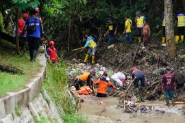 Cegah banjir, BPBD Kota Madiun bersihkan sampah di aliran sungai