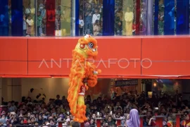 Pertunjukan barongsai di pusat perbelanjaan Balikpapan