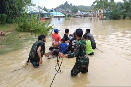 Satgas Pamtas RI-Malaysia evakuasi korban banjir di perbatasan Kalbar