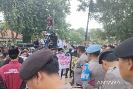 Aliansi BEM Pamekasan dampingi PKL sampaikan aspirasi ke DPRD