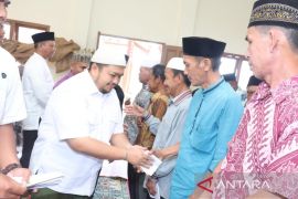 Bupati Tapsel salurkan zakat serentak, ajak PNS dan masyarakat rutin berzakat