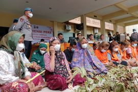 Delapan emak-emak di kampung rawan narkoba Lombok