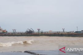 Tim gabungan evakuasi ABK kapal tanker terdampar di Perairan Pasean