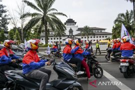 Konvoi kurir pengirim paket JNE di Bandung