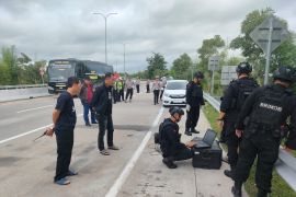 Polisi periksa pria pemilik paket mencurigakan di Exit Tol Madiun