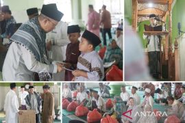 Pemkab Bangka Tengah bagikan sembako dan santuni anak yatim