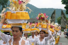 Umat Hindu gelar Upacara Nyegara Gunung di Pura Ulundanu Beratan