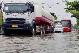 Jalur Pantura Semarang tergenang banjir