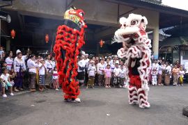 Atraksi Barongsai dan Liong melebur dalam rangkaian upacara umat Hindu