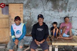 Mereka yang terkekang di rongga pagar laut yang tak kunjung dibongkar