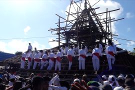 Melihat ritual penggantian atap Pamali masjid tua Wapauwe di Maluku