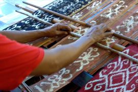 Mengintip proses pembuatan tenun pakis khas Kaltara