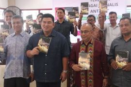 Catatan Azhari tertuang dalam buku "Terlahir Sebagai Jurnalis ANTARA"