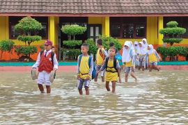 Langganan banjir 38 tahun, siswa SDN Masigit I tetap semangat belajar