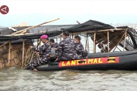 TNI AL dan nelayan bongkar pagar laut di kawasan Tanjung Pasir