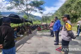 Pemda Jayawijaya dan Polres bersinergi buka blokade Jalan Trans Papua