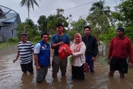Pemkab Natuna berikan bantuan makanan kepada korban banjir