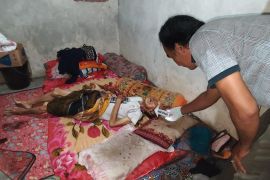 Seorang kakek di Lombok Timur ditemukan tewas di kamarnya