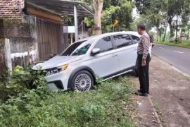 Polres Kediri tangani kecelakaan mobil tabrak ibu dan balita