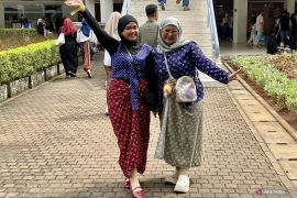 Penggemar penyanyi Yura Yunita padati area konser bertajuk "Bingah" dengan busana batik