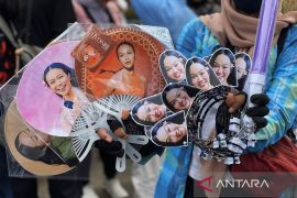 Dari kipas sampai bando, aksesoris konser Bingah mulai Rp30 ribu